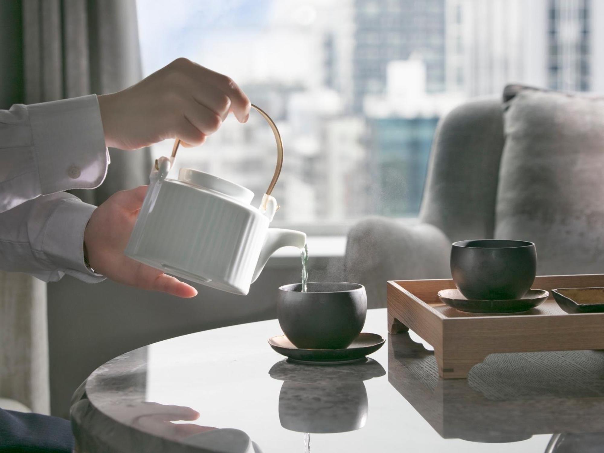 Nagoya Kanko Hotel Zewnętrze zdjęcie A tea master pouring tea